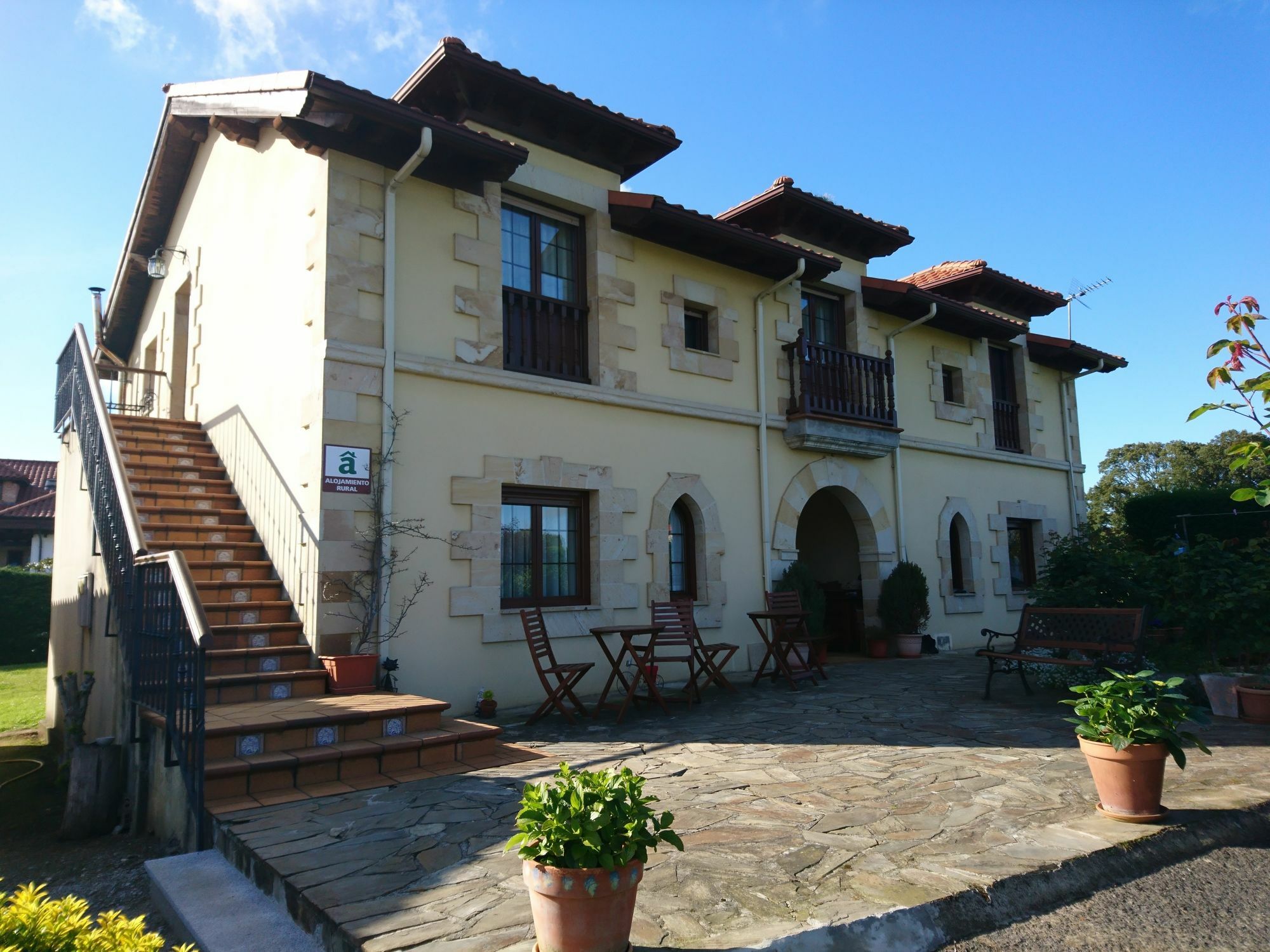 El Jardin Inn